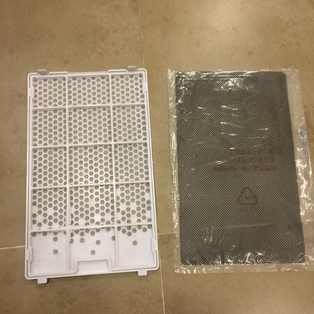 这是家里买的第二台了 去年那台花了一千多 今年双十一入的 优惠下来只要六百多 超划算 说下一年来的使用体会吧 在密闭空间里的除湿效果很不错 比如说刚洗完澡的浴室里开雨天模式 基本上半小时内就能把湿度降到45%左右 或者下雨天洗完的衣服晾在房间里 关上门开干衣模式大概一两个小时就干了 湿度也能降到30% 今年的机子比去年多了两张滤网 除尘效果应该更好了 不足之处就是如果是用在大面积的通透空间 除湿的效果很慢 雨天模式基本上就能降到55% 后面再降就很难了 但是密闭的小房间里 效果超好