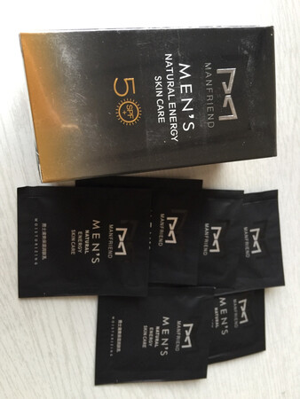商品收到后使用了一段时间，赠品如数给了几包擦脸的护肤露。防嗮效果有待后期长时间使用后再验证，但是气味还挺清香的，不浓烈，很适合男士使用，对皮肤没有刺激感，使用起来无不适感，但是用完后皮肤会稍显变白一点，其它没有别的特殊感觉。产品包装完整，发货速度一般，产品还算满意。
