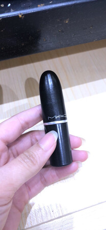产品颜色：颜色很好看，非常喜欢的一款口红。
适合肤色：我唇色较深，用起来很好看，显白！