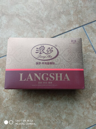 质量一般，穿着不舒适，价格不便宜。