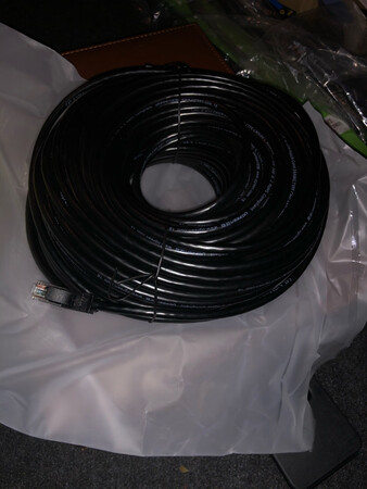 这网线主要用于装修的布线，之前本想考虑买用于5G带屏蔽功能的，后来评估了一下，必要性不是很大。因为装修就是无底洞啊，材料会越选越好，当然也会越贵。
经过多番评估对比，从线缆的外观，工艺，品牌效应等因素，当然还有价格，这款应该是比较高的了，如果你对网速的要求不是非常苛刻到需要用屏蔽层，建议选用这款。