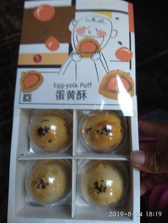 京东买东西还是比较靠谱的，物流快包装好，商品有保障，蛋黄酥包装很好，开箱还有小册子介绍各款点心，蛋黄酥的各种配料一清二楚，个个独立包装，颜色金黄，外皮松软，豆沙香滑绵，甜度适中，蛋黄个头大蛋香味浓，是一款非常美味的点心。