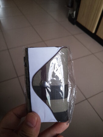 颜色好像不太一样，不过还可以。想钱包和钥匙包合二为一。***勉强能放下，稍微再大一点点就好了。