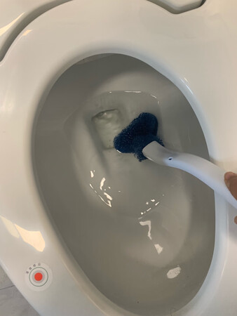 要搬新房了，用上了智能马桶，一直想找一种可以替换的马桶刷头，比较卫生！想起了万能的京东。嗯，找了半天，觉得这个3M的品质肯定比较过硬，看了评论说也不是很容易掉，不像有的可替换的头容易掉。买回来以后试一试，真的感觉不错，马桶刷背面有一个设计，轻轻一推，头就可以替换了，很棒。