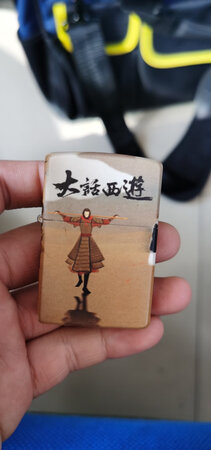 买了很多东西 都非常满意 很好的卖家 我会常来的 折扣卡可以升到顶级了吧不错 面料很薄 春夏交替季节穿合适 。款式也很好，卖家描述的图片和实物基本上没有什么差异。物流公司的态度比较想象中要快太多，早上下单 没想到第二天下午就收到快递小哥哥的电话了、以后还需继续关注！店长人还不错！好评 好评！