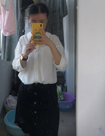 衣服收到了，大小超级合身，衬衫薄薄的，里面需要穿吊带，颜色偏米白一点，七分袖，领口比较大，设计的很好看，比常规的衬衫更有设计感，领子旁边的两个扣子都是金属的，很好看，适合上班穿。