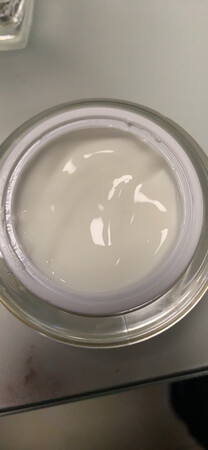 产品质感：黏稠、霜质
使用感受：这个蛋蛋霜我经常用，用之前一定要把水补足，最好和睡眠面膜一起使用，能牢牢把水锁在里面，可以过两个小时以后撕掉，或者第二天早上起来撕掉，皮肤水**的。
适合肤质：个人觉得更适合油性皮肤或混合性皮肤。
补水效果：能牢牢锁住水分，前提是先要补足水分。
贴合效果：白色霜质，很亲肤，慢慢吸收后变成透明的。
其他特色：方便、不繁琐，懒人面膜，哈哈