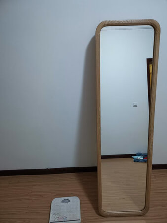 外观样式：没得说，外观百搭，中式，简约，田园随你心意，就像一个摆件。
成像效果：明明能靠颜值取胜的物品，奈何要靠实力取胜，玻璃成像效果真的不错，无坏点，也不会帮人照成哈哈镜的效果。
适用空间：全身镜嘛，商店，服装店，其他服务类的场所都可以按需购置，上面说了，外观百搭，家里装修环境只要不是太欧式的，这款镜子都可以融入装修风格。
尺寸大小：我买的是小尺寸的，160*45cm，买之前，其实是纠结过得，我家先生高185，又是微胖型，不晓得成像能不能全，思考再三，奈何开始预算就有限，还是买个小尺寸的，没想到到货后，不存在的，老公的依然可以照全身，对这款镜子赞不绝口。
其他特色：小小物件，重达20几斤，偶尔挪动还怪费力气的。边框是全实木的，我也不会太分辨，但木质手感不错，最重要是，无异味，无异味，无异味，重要的事情说三遍。买来直接就放客厅了，根本就没有散味这一说。
说真的，上面也说过，预算有限，本来没想买这么好的镜子的，因为家里有了一个全身镜，这个镜子买的是放在老家的，偶尔回去住用的。一开始只想买个粘贴式糊弄过去，偶然机会，看到京东推送的物品中，有这款镜子，瞬间就被种草了。好了，字数限制，拜拜