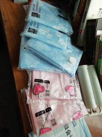宝贝收到了  ，和图片一样 ，质量挺好的 ，厚度还可以的 ， 手感也很好 ，没有什么异味 ，送个抽气泵也很好用，客服也很给力 ， 很不错的一次购物体验，虽然还没用 ，感觉很不错的