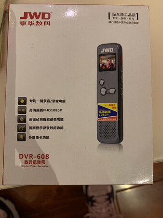 送给老人家用的。因为有录音录像需求，本来是打算买手机的，后来想着老人家不太会用智能手机，操作起来繁琐讲解起来复杂，我们又不在身边不能一直指导，所以就买了纯录音录像机，简单实用。插卡32g，录像大概3个小时，录音30多个小时，但是录满我用原装自带数据线传电脑花了1个多小时，好慢啊。。。不知道直接换读卡器会不会快点。。。