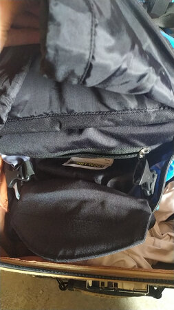 嗯，这是一款很好的登山包。在我买之前没想到他是用心这么大，性价比这么高，而且它里面说的有很多暗袋，我现在还在摸索中，我估摸着能装的不止应该是15升八，他的上线我感觉是没有上限啊，这么好的包大家值得购买，希望大家也来看看啊。哦，相信他在我不久的旅程中会发挥很大的作用，嗯，这是一款轻便舒适的方便的一款包啊，我想他应该会陪伴我很久吧。虽然说我也不知道我将要去哪里，但是我的旅程一定会很精彩，带着我的包。