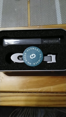 这个品牌的指甲刀真的很不错，非常锋利，而且设计合理，再也不必为脚趾甲厚而发愁了，就是价格有点偏高，希望能再优惠点就更好了！