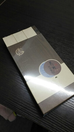 天冷了，开了暖气，屋内通风不像前几天开窗那么随便了。所以想到香薰，下单六小时送达，京东确实快！有个长条小香炉，马上使用了，袅袅香烟飘荡。