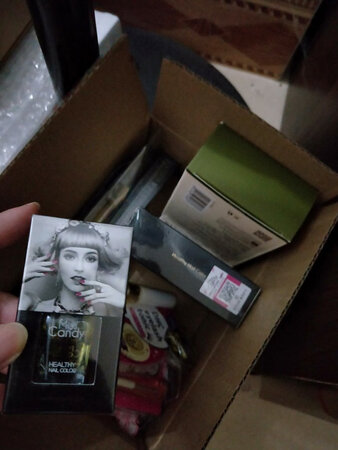 指甲修护液的外形和包装不错喔，很有质感，发货和送货的速度也快，包装完好无损，很赞喔！很喜欢这款牛油果指甲修护油，有擦上指甲有淡淡的香气，感觉对指甲挺滋润的，我的指甲边缘总是爱起倒刺，希望长期坚持使用修护液之后 能够得到改善吧，使用一段日子之后回来追评吧。
