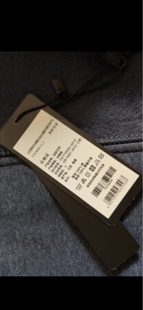 这款衣服是夹绒的面料，看上去不错，又比较暖和一点，性价比超高，非常喜欢