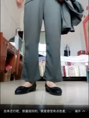 给妈妈买的，穿起来效果不错还是今年流行的橄榄绿色，面料比较薄很适合这个时候穿，上衣外套可以搭配其他衣服穿，价位非常合适