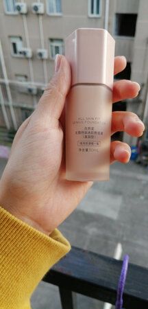 产品包装：很好看
适合肤质：滋润型适合干皮
遮瑕效果：一般
保湿效果：干皮用做好妆前保湿不会卡纹
黄一白觉得003还是有点白，不过还可以接受