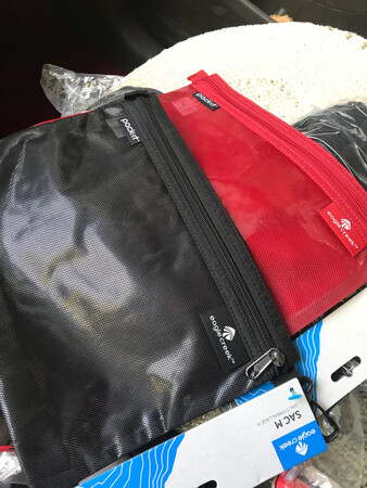 挺好的，放游泳用品，买了两个，一个黑色，一个红色
