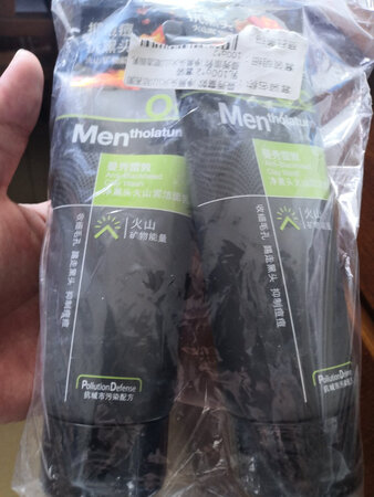洗面奶一直用曼秀雷敦，这次价格比较便宜，日期比较新，很不错