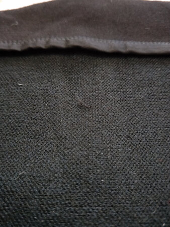 裤子收到了，整体的样子版型还挺满意的，嗯，就是收到的时候裤子上膝盖处有一个破损，正在申请售后