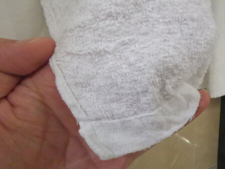 便携性能：压缩毛巾，便携性还是很好的。
产品材质：就是薄毛巾，开始以为是无纺布，后来加水湿润之后发现就是个毛巾，还有点惊喜。
适合人群：出差旅游可以有 一条支持整个长短旅程都没问题。
其他特色：一两天还真用不坏，以至于临走的时候还犹豫了一下要不要带回家继续用。整体看还是非常不错的，比想象的好点。