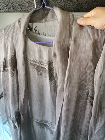 说实在的衣服面料不值这个价格 没有下垂感   其他都还行