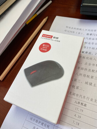 耐用度：联想的耐用程度一直很好，所以比较信赖他
响应速度：响应速度基本上没有延迟，作为我们办公用完全足够
便携度：电学层面的话比有线的好像略微大了一点点，如果再能小一点就更方便了
外观颜值：经典的黑红色，没有什么好挑剔的
舒适度：舒适程度，它的这个材料手感不粘不粘也不划，非常好
其他特色：送货速度非常非常快，第1天下单第2天就到了，而且还赶上了一个活动，价格非常便宜