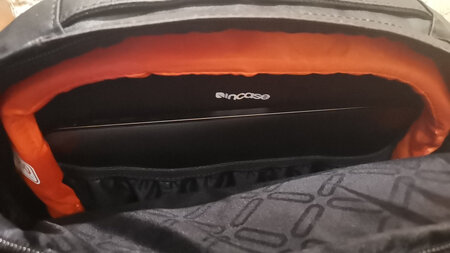 空间非常大，做工也很扎实，把我的macbook pro15放进去后保护的很好。这下可以放心把笔记本带出去了