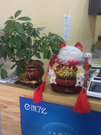 虽然中间出了点小问题，但在朋友开业时，还是准时收到了。质量不错，和图片一样。