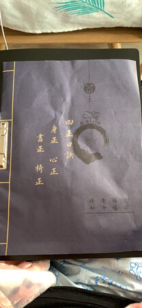 说实话这个价位的只有一本实在是说不过去……拿回来也很皱了，别的都是好几本，36块一本？真的有点贵了，也没有配香没有书套，这么贵说得过去吗？