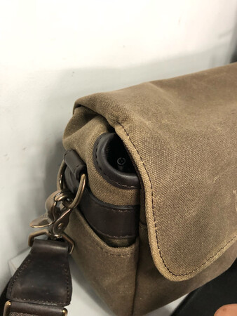 大小合适，一部相机＋50mm镜头，充电器，气吹，简单护理工具，比较薄的10000ma充电宝，快门线，sd读卡器，一个备用sd卡，一个备用电池。美中不足是书包边角有漏缝，比较担心雨水进入，估计雨天就不用喽。如图