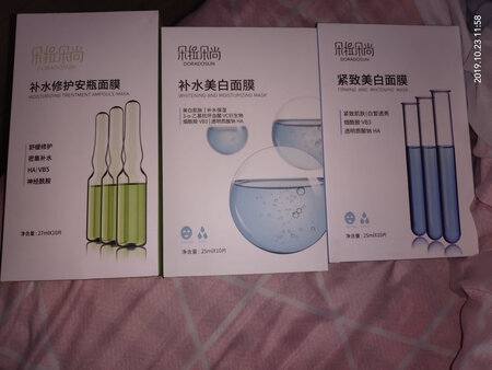 产品质感：挺好
使用感受：很棒
贴合效果：尚佳
适合肤质：油性皮肤
补水效果：很好