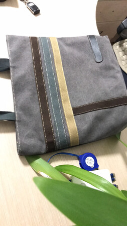 包包做工非常精细，颜色搭配也很时尚，没有多余的线头，空间非常大，能装很多东西，店家还送了梳子跟镜子，非常感谢，下次还会光顾的