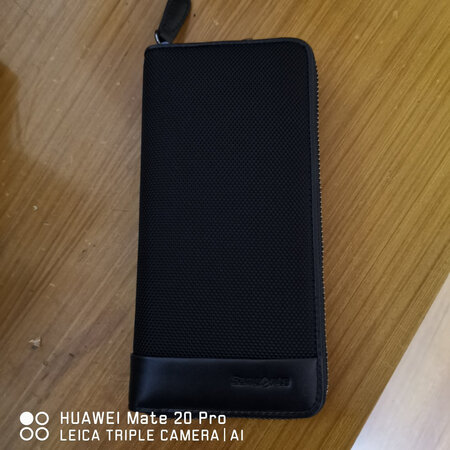 外观颜值：这个必须满分，不满分我也不会买啊，低调的奢华，皮加牛津布的设计绝了，设计满分。
材质手感：牛津布的手感比皮质好，新秀丽这个牌子做工没的说。
容量空间：只能用一般来说，但这个年头谁带多少现金啊，手机支付，够用了。
做工细节：没有瑕疵，八个卡位足够了，我塞不满。
适用场合：冬天适合，夏天太大了，不方便。
其他特色：我最看重的是宽度，一手拿刚好，比一般的手包要窄一点。