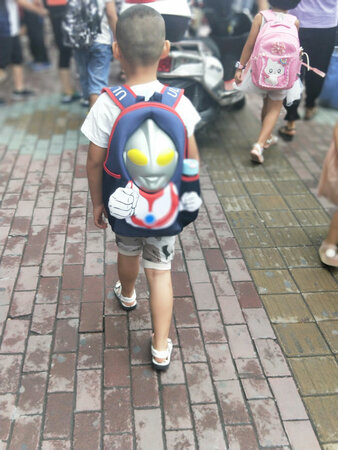 孩子很喜欢，背着去上学成了同学们的明星，都说这书包好看，个性，必须好评！！！！