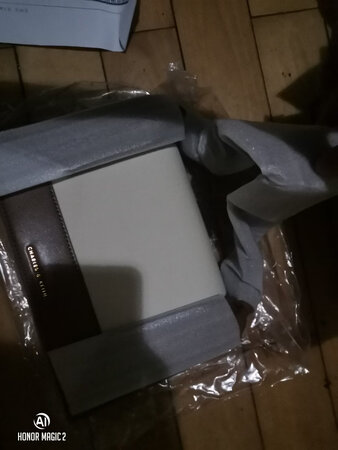 看着还不错，买来送给女朋友做生日礼物的，这也是第一次送她包，希望她会喜欢。