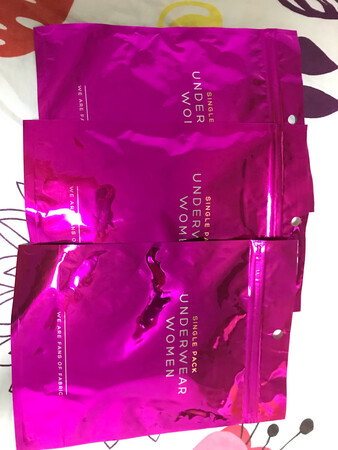 前一天下单，第二天就到了，物流非常给力哦?
商品有独立的密封袋包装，非常赞，看起来很高档的感觉；手摸着凉凉的，很舒服，颜色很正，适合夏天穿，穿着很舒服，整体无痕，不卡屁股，配任何衣服裤子穿都毫无压力，买对了