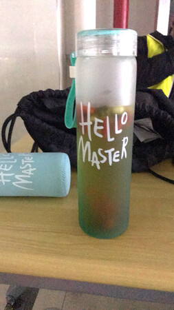 水杯颜色挺好，会变色
温水是个颜色，开水是一种颜色
而且保温效果很好，杯子盖颜色挺亮
杯子很轻盈，而且杯子上有带子，是软胶的，手感挺舒服