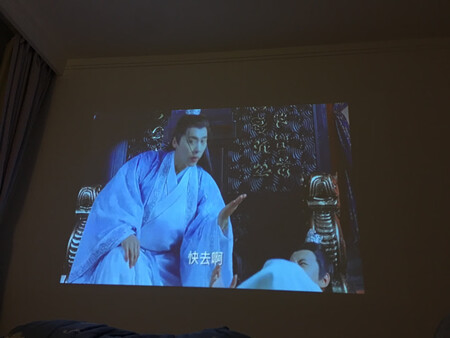 外观精致，遥控器的设计使外出携带更加方便，加购很久了，终于双十一活动价入了手，观影效果千元机也是不错了。客服小佑服务点赞。