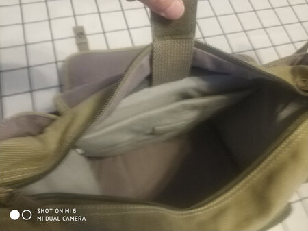 物流很快，东东正经。设计合理，平时还可以做通勤包，侧包放水杯，雨伞很方便的。相比老款肩带加厚了，提手也改进加粗了，提着也舒服了。推荐一下！????