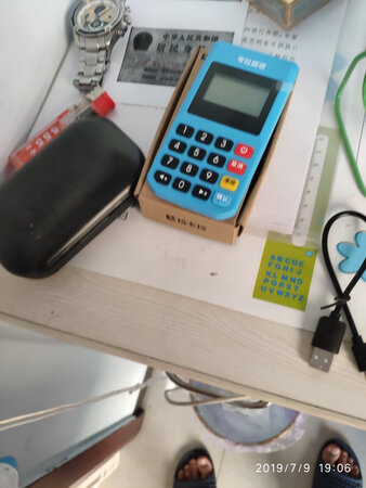 买来的第一部手机有点问题，然后联系了店家就给更换了，第二次的手机使用非常不错，也很好用，很适合老年人，然后信号方面用的联通4g也还可以。