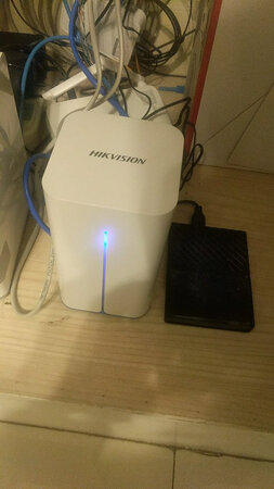 传输速度：我用了几年的西部个人云，经常头疼。断网，资料经常是找不到了，10086都给我打烦了。今天用了海康云传输快多了，国产的强大多了。
外形外观：小巧比西部数据云快，用手机网也试了，挂移动硬盘和笔记本都实验了。不错。支持国产货。比西部云确实好多了。