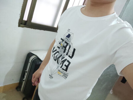衣服非常好，大小也挺合身的，商家的店离我家比较近，快递速度也很快，一天半就到了，我的身高一米六五，体重115买M码的挺合身的????