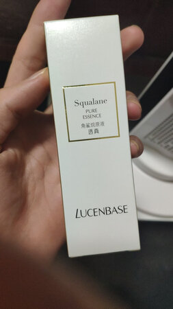 角鲨烷（Squalane）是从深海鲨鱼肝脏中提取的角鲨烯经氢化制得一种性能优异的烃类油脂，故又名深海鲨鱼肝油。科学研究发现，角鲨烷是少有的化学稳定性高，使用感极佳的动物油脂，对皮肤有较好的亲和性，不会引起过敏和刺激，并能加速配方中其他活性成分向皮肤中渗透；具有较低的极性和中等的铺展性，且纯净、无色、无异味；还可抑制霉菌的生长。用了透真角鲨烷感觉不错，确实对敏感肌有帮助，脸上气色好多了。