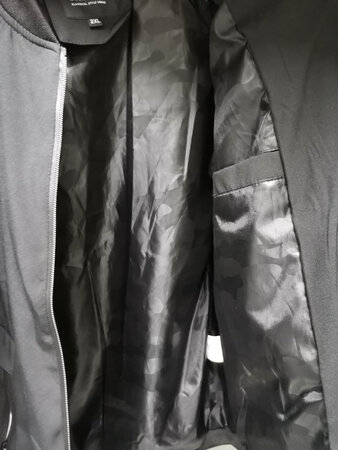 衣服还不错，穿上很精神显身材，做工也可以，这个价钱买到这样的衣服，也算可以了，唯一不足的就是物流比较慢，衣服其他没问题