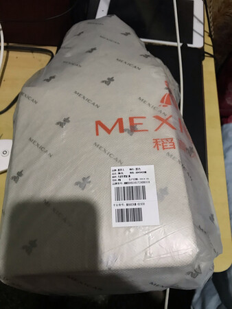 外观颜值：很漂亮！
材质手感：还不错！
容量空间：比较适用！
做工细节：缝合线比较一至。