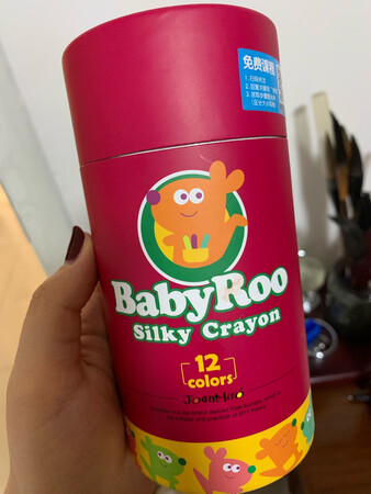 首先好评送给京东，再来给silky caryon狂点赞！
这个笔真的太好用了，颜色鲜艳，笔杆粗细也正好适合宝宝，蜡笔顺滑的感觉也是令人惊叹！最贴心的是可水洗，不管宝宝怎么画，都不担心了，衣服桌面湿巾一擦就掉！这点真的太棒了，以后会一直回购！