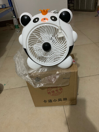 东西收到了，真心不错哦，原来买了一个小青蛙?的，那个已经拿回老家了，在外工作，再买一个小熊款式的，赞?！
外观设计：好看
档位风速：两档
操作方式：扭转开关
静音效果：一般
耗电情况：不是很多，小功率
其他特色：黑白分明，小巧玲珑！