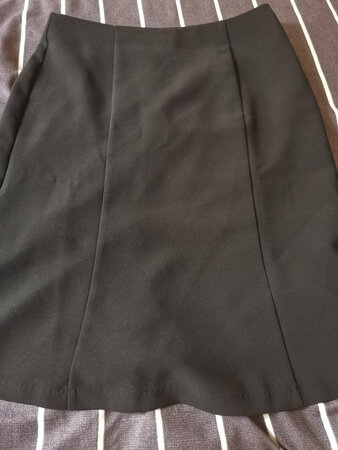 群子垂感很好，真心推荐这款，穿上比较舒服，一点褶皱都没有