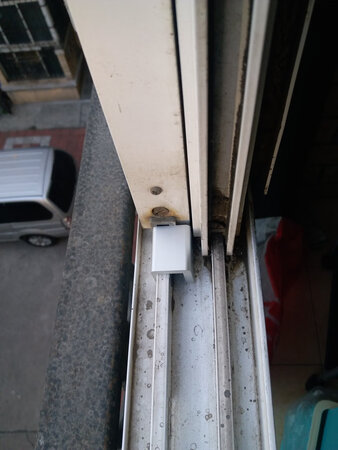 外形外观：简单实用
材质工艺：铝合金应该不生锈
使用效果：装上用手拉窗户纹丝不动
安装操作：操作简单，酒启式扳手很好用，侧边拧很实用，亏了没买别家钥匙型的扳手，估计极其不方便安装！
其他特色：买了四个，有需要再买